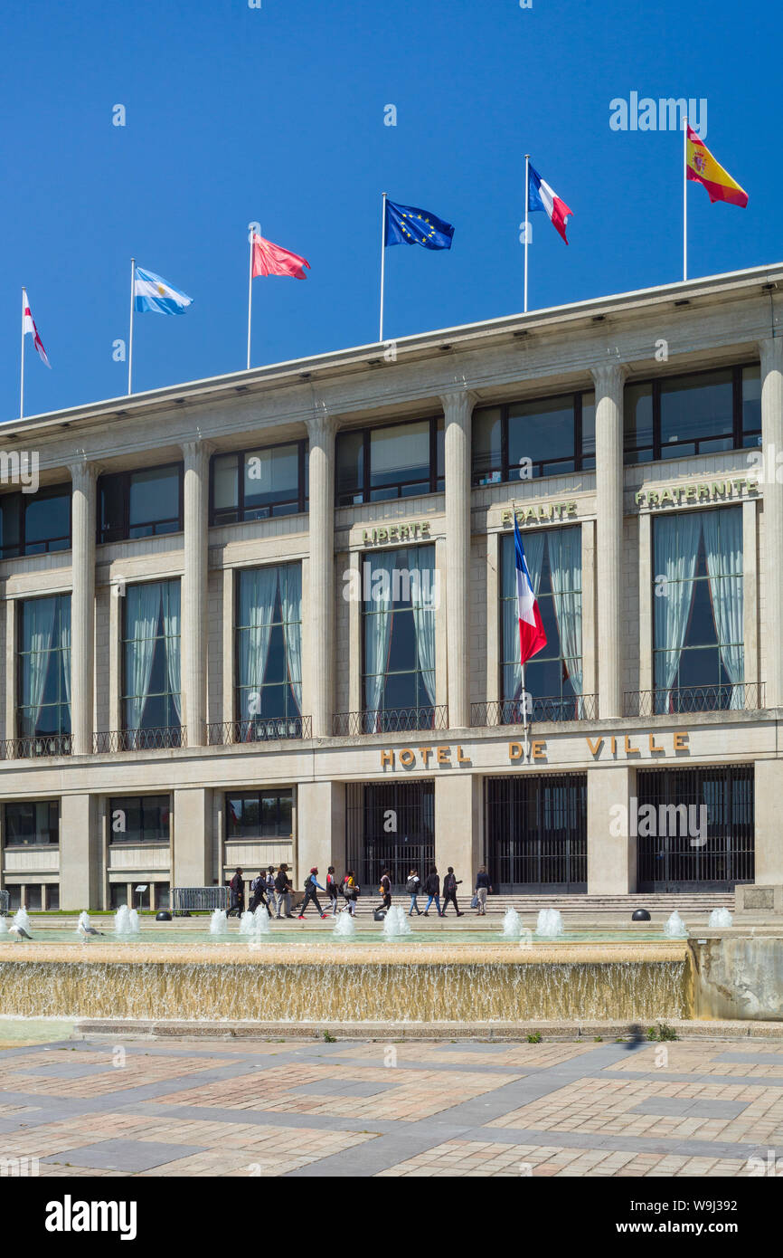Banderas internacionales en la parte superior del Hotel de Ville o ayuntamiento en Le Havre Foto de stock