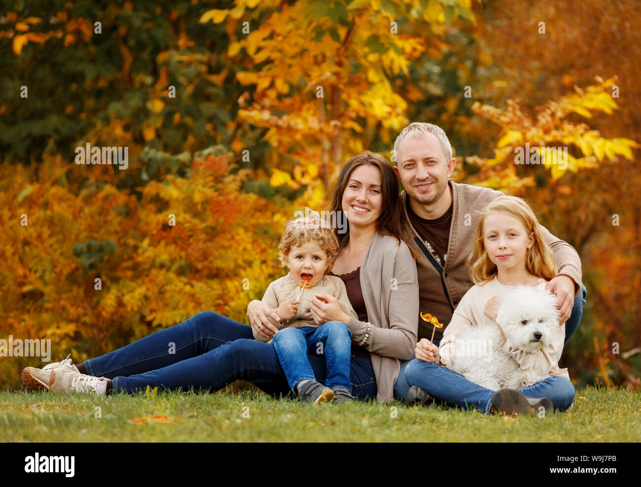 Mamá Papá Niño Niña Perro Fotos e Imágenes de stock - Alamy