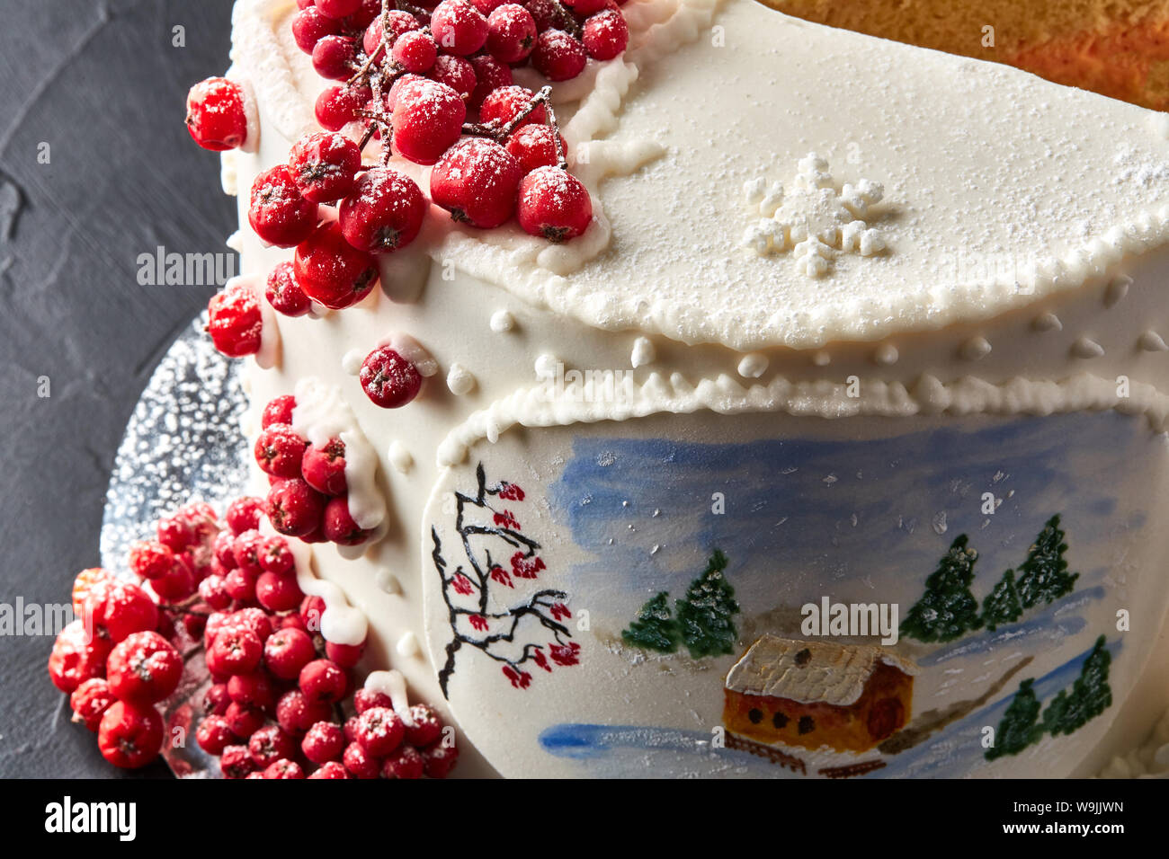 Pastel de invierno cubierto de hielo, blanco pintado con casa en el bosque,  los árboles y rojo rowan Fotografía de stock - Alamy