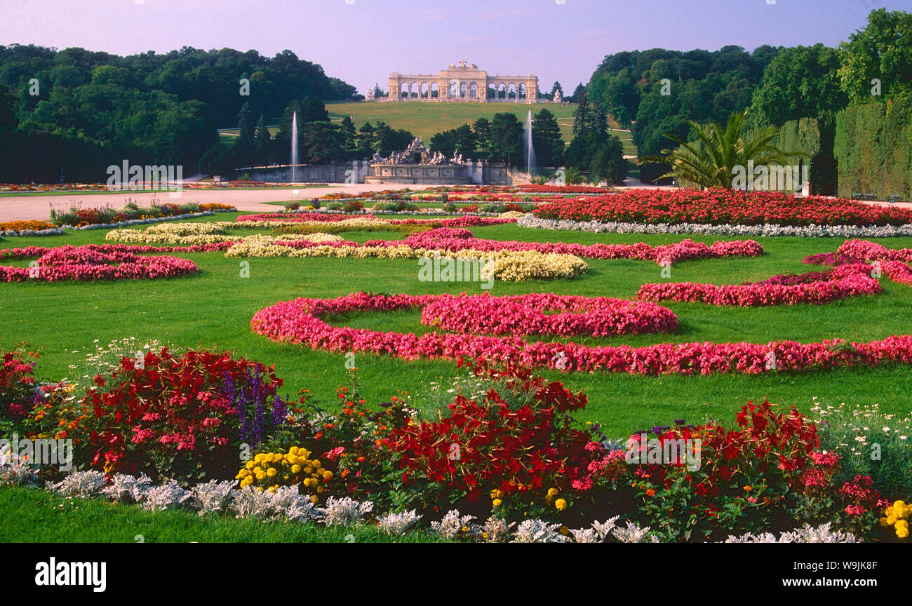 Schlosspark, Neptunbrunnen, Gloriette, Blumenbeete, Schönbrunn, Wien, Österreich, 30070838 Foto de stock