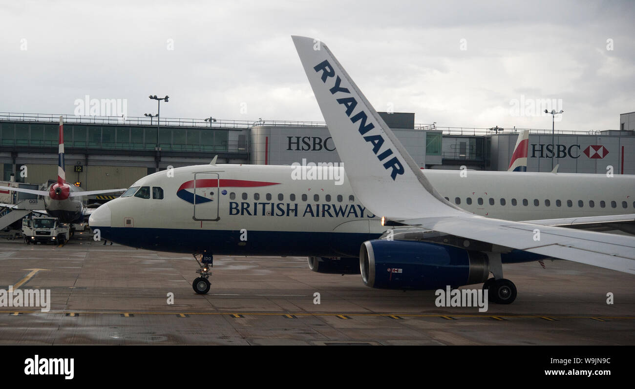 British Airways, Ryanair V, cerca del aeropuerto de Londres Gatwick Crawley en West Sussex, sureste de Inglaterra, Reino Unido Foto de stock