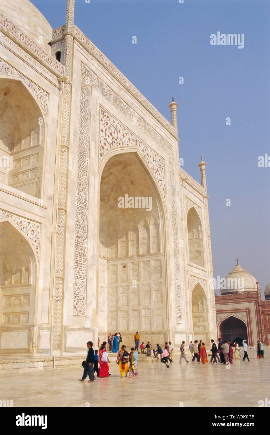 El Taj Mahal, construido por el Emperador mogol Shah Jehan (Jahan) para su esposa Mumtaz Mahal, Agra, Uttar Pradesh, India Foto de stock