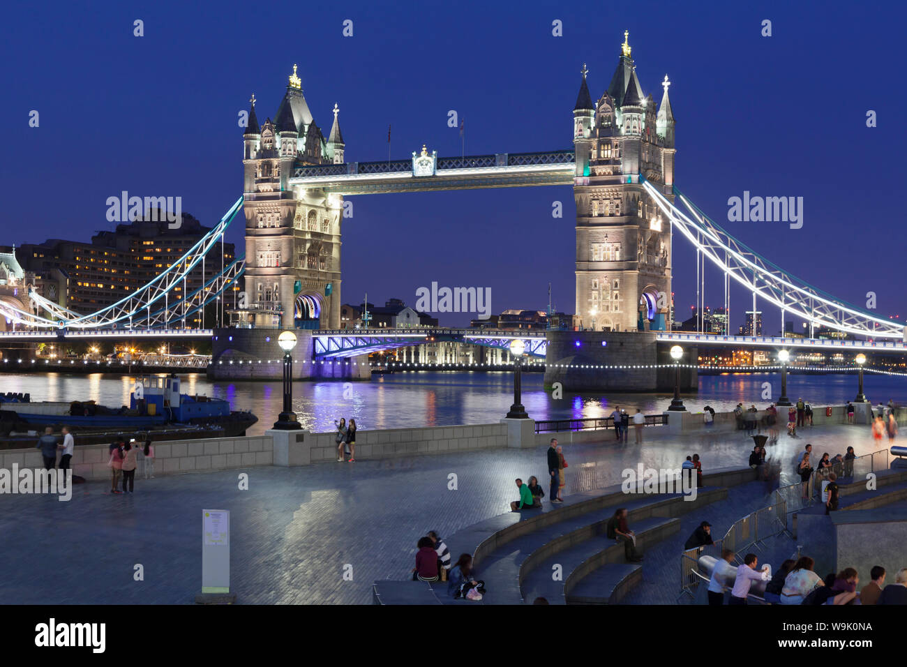 Los turistas delante del Ayuntamiento de la ciudad, el río Támesis y el Tower Bridge, Londres, Inglaterra, Reino Unido, Europa Foto de stock