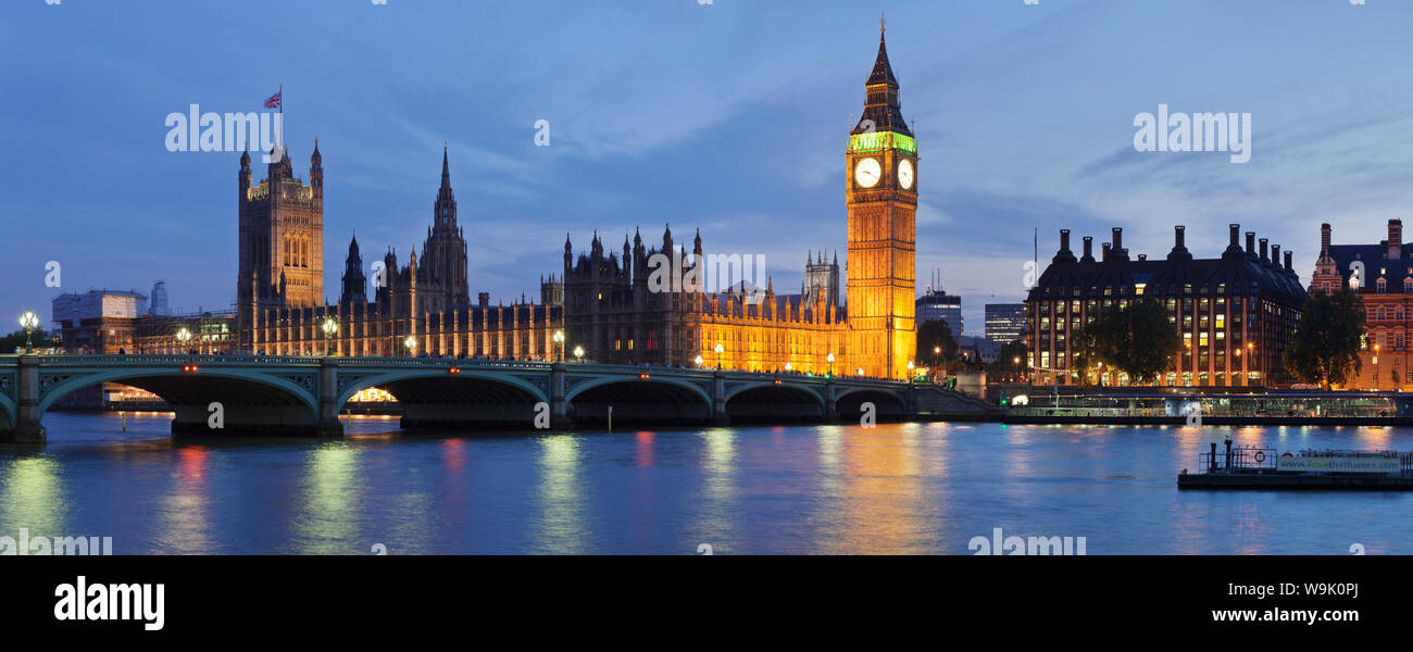 El Big Ben y las Casas del Parlamento, Sitio del Patrimonio Mundial de la UNESCO, y Westminster Bridge sobre el río Támesis, Londres, Inglaterra, Reino Unido Foto de stock