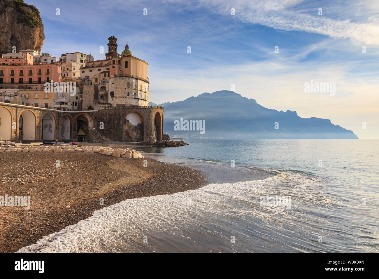 Atrani al amanecer, en la costa de Amalfi, Sitio del Patrimonio Mundial de la UNESCO, la Región de Campania, Italia, Europa Foto de stock