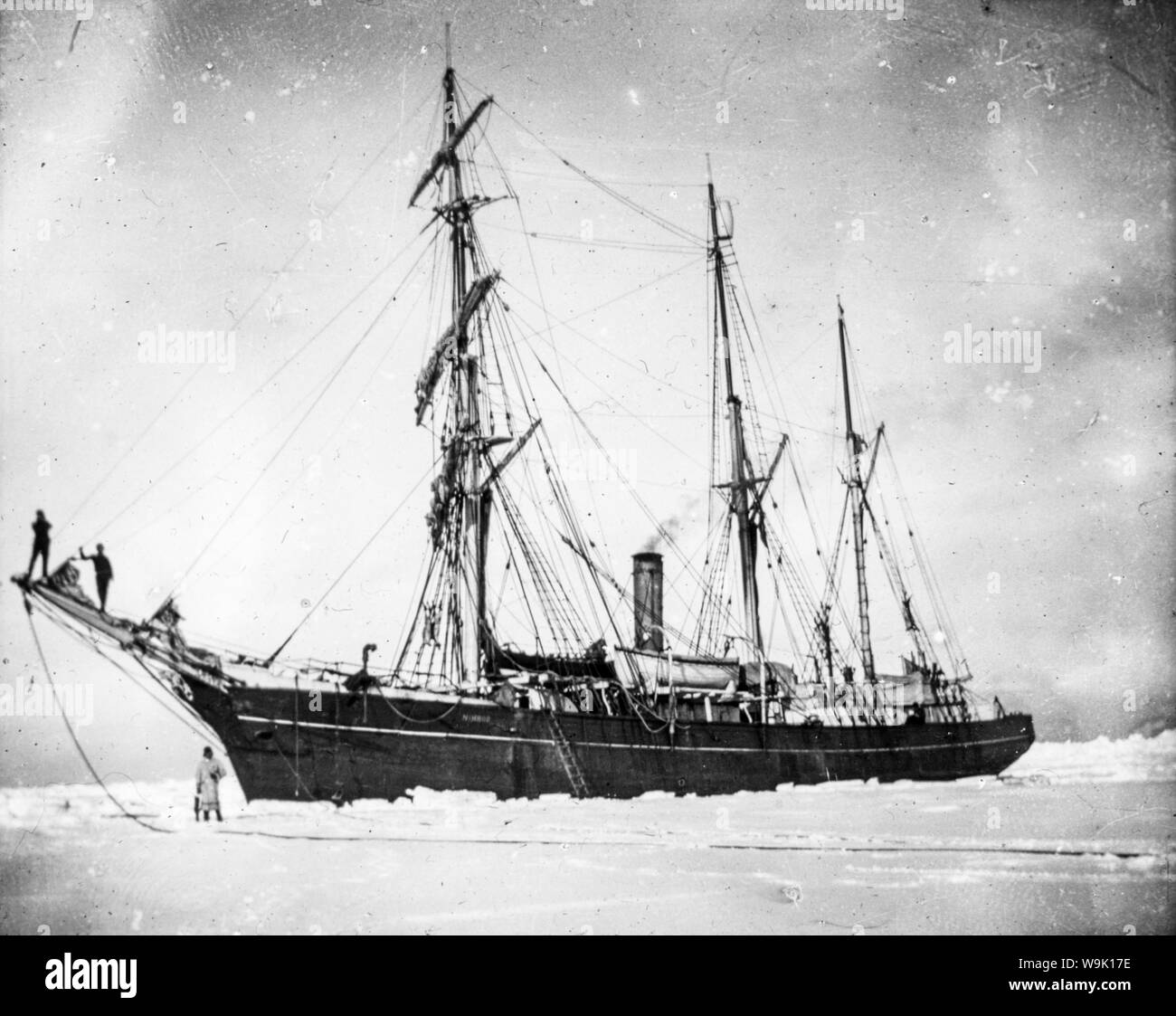 El barco de Ernest Shackleton Nimrod se mantuvo en el hielo en la expedición Nimrod al Polo Sur en 1908-1909, fotografía Foto de stock