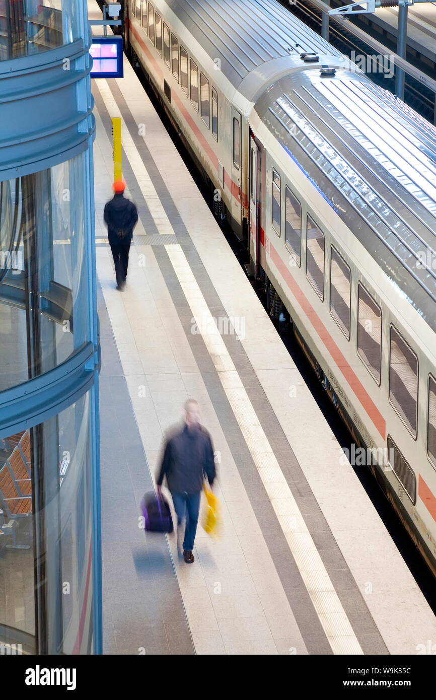 Tirando del tren en la plataforma, nuevos y modernos a la estación principal de tren, Berlín, Alemania, Europa Foto de stock