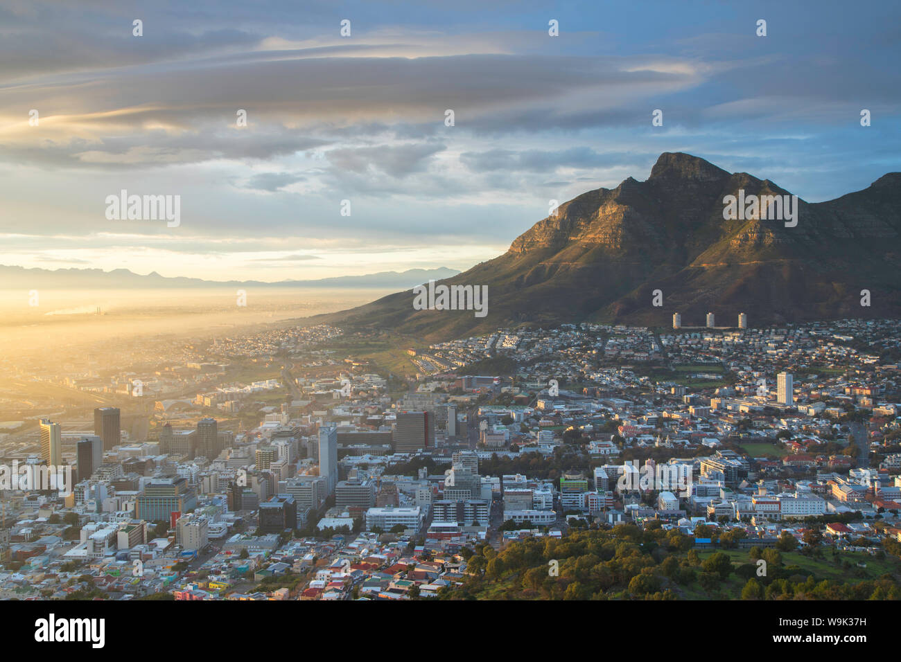 La Table Mountain y el Tazón de la ciudad al amanecer, Ciudad del Cabo, Western Cape, Sudáfrica, África Foto de stock