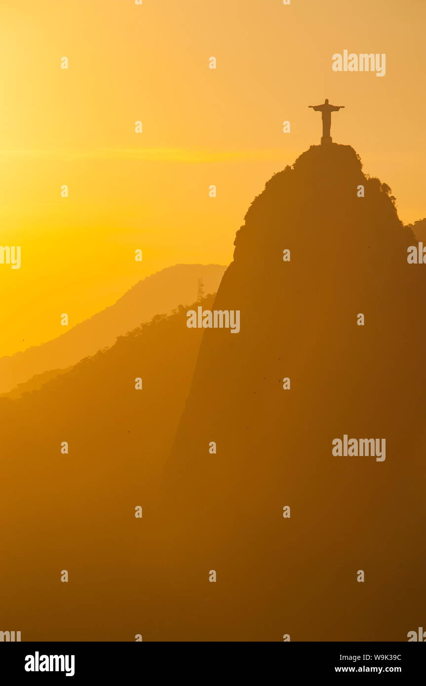 Vista desde el Pan de Azucar de la estatua de Cristo Redentor en el Corcovado, en Río de Janeiro, Brasil, América del Sur Foto de stock