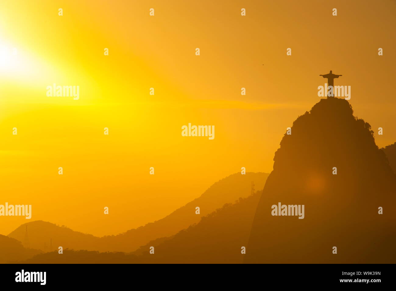 Vista desde el Pan de Azucar de la estatua de Cristo Redentor en el Corcovado, en Río de Janeiro, Brasil, América del Sur Foto de stock