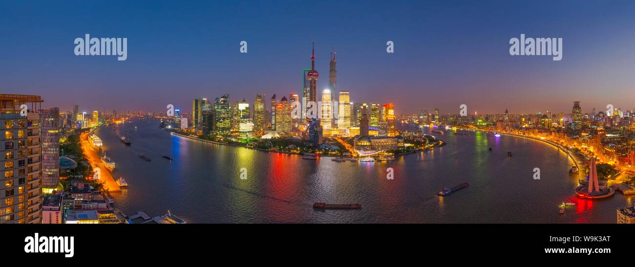 El horizonte de Pudong cruzando el río Huangpu, incluyendo la Oriental Pearl Tower, el Centro Financiero Mundial de Shanghai y la Torre de Shanghai, Shanghai, China, Asia Foto de stock