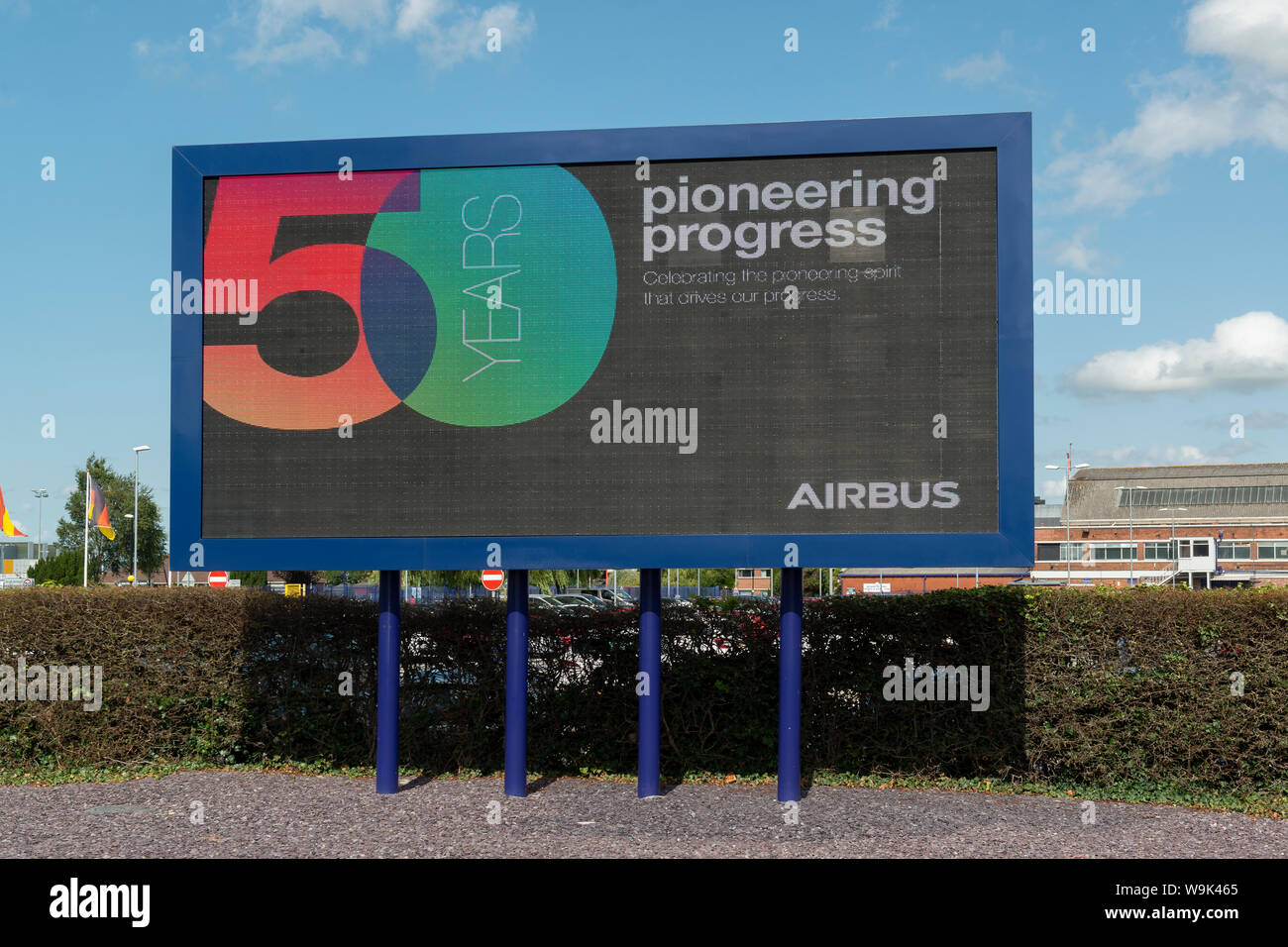 Un cartel indicando de Airbus en 50 años de actividad fuera de la planta de producción de la empresa en Broughton cerca de Chester, Reino Unido (sólo para uso editorial). Foto de stock