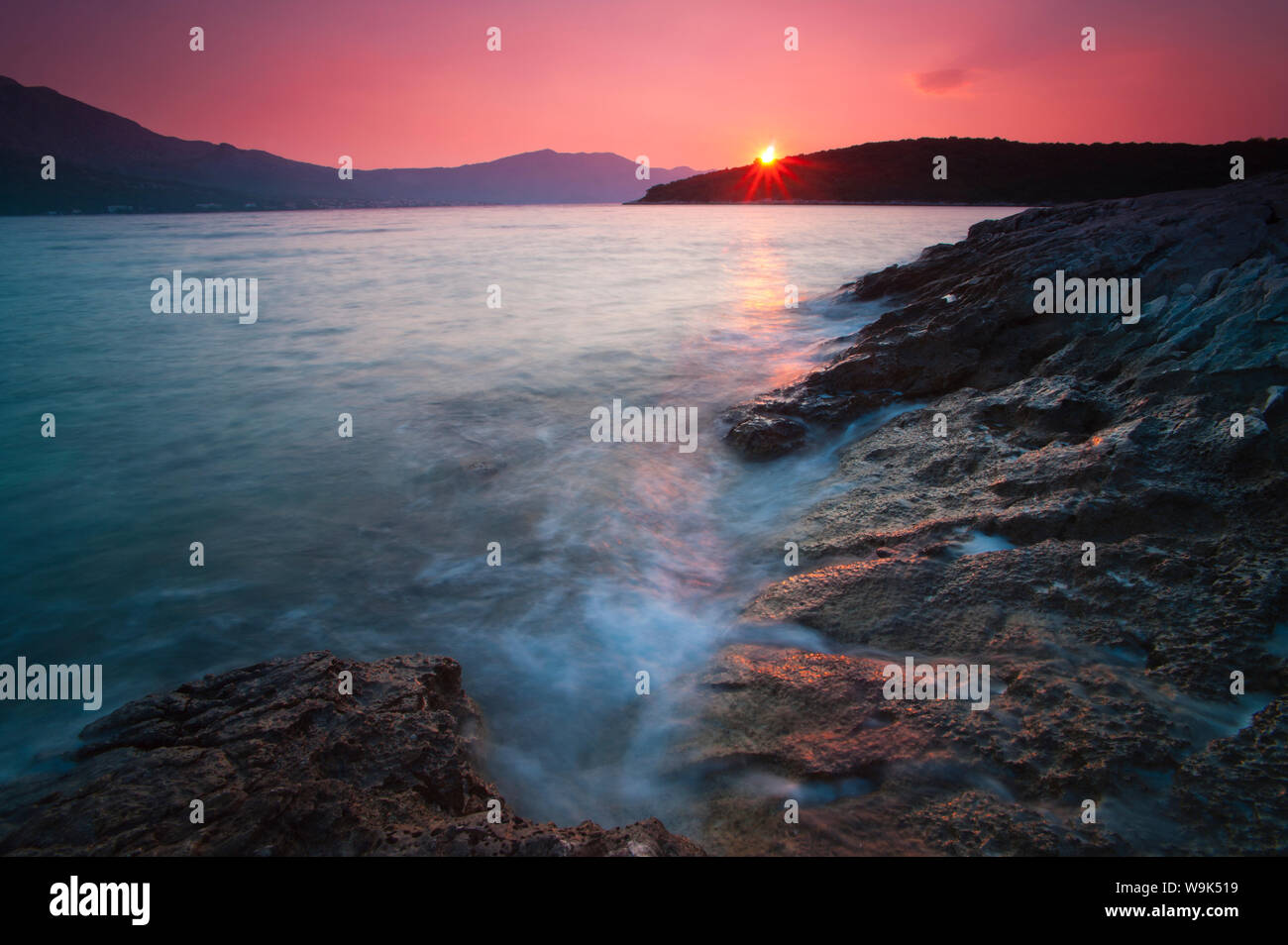Sun star al amanecer en la ciudad de Korcula la isla de Korcula, Costa Dálmata, Adriático, Croacia, Europa Foto de stock