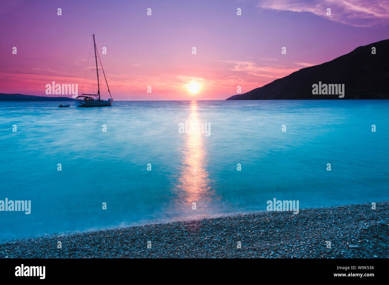 Mar Adriático, frente a la playa de Zlatni Rat al atardecer, Bol, la isla de Brac, la costa Dálmata, Croacia, Europa Foto de stock