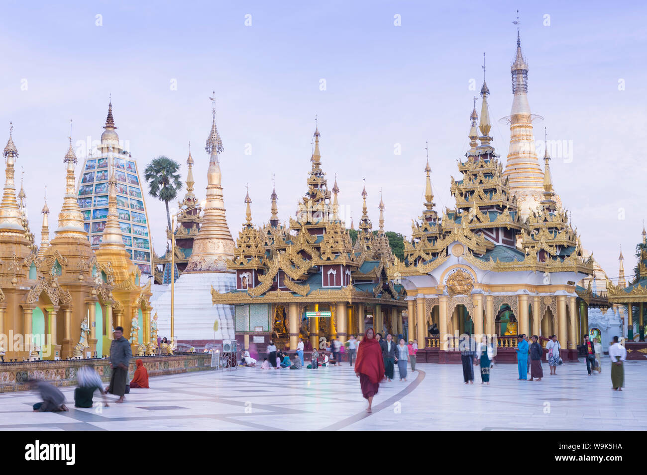 Los devotos pagar obeisance al complejo de la pagoda Shwedagon en Yangon (Rangún), Myanmar (Birmania), el sudeste de Asia Foto de stock