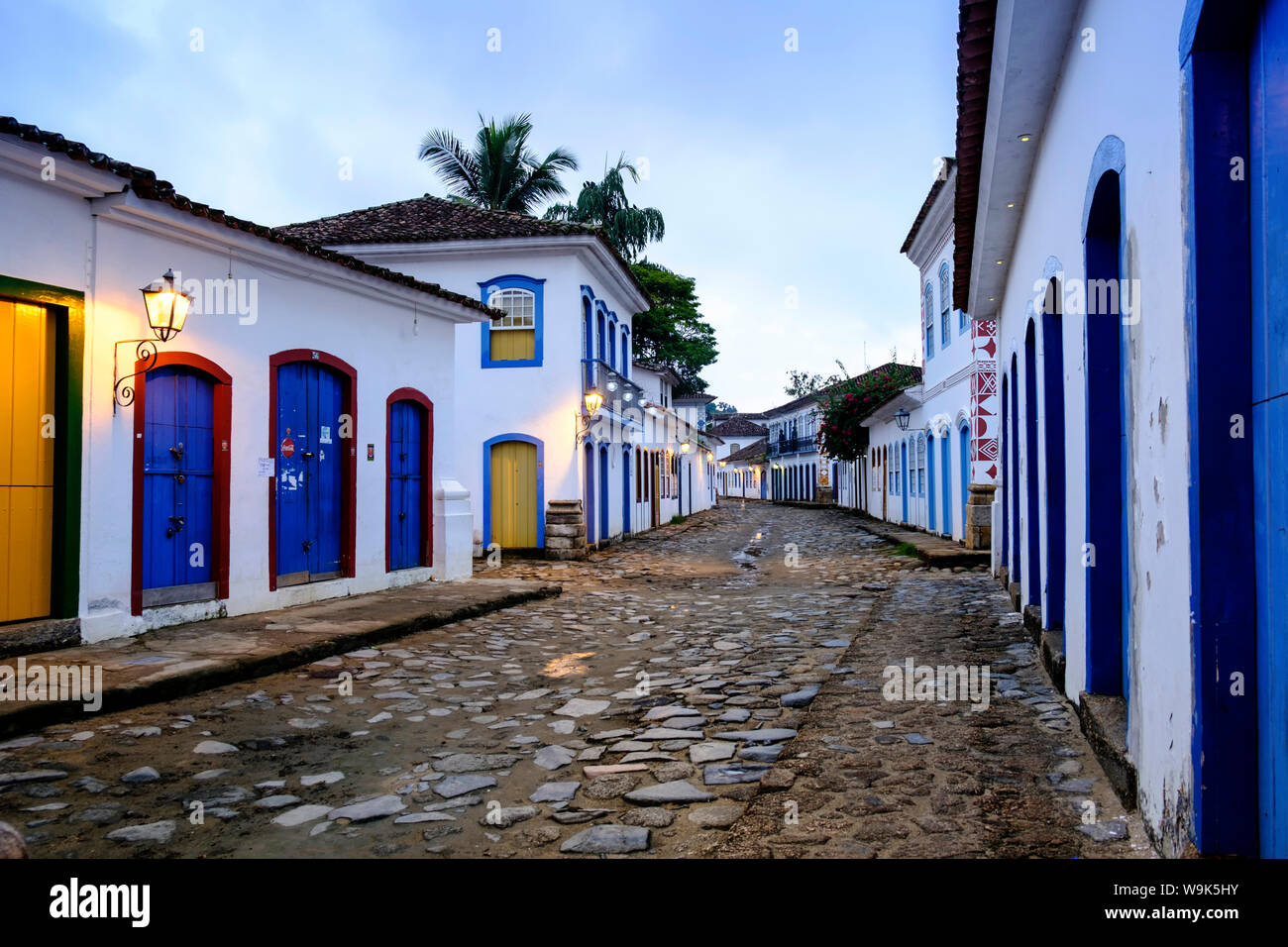 La arquitectura vernácula colonial portuguesa en el centro de Paraty (Parati) ciudad en la Costa Verde de Brasil, Estado de Rio de Janeiro, Brasil, América del Sur Foto de stock