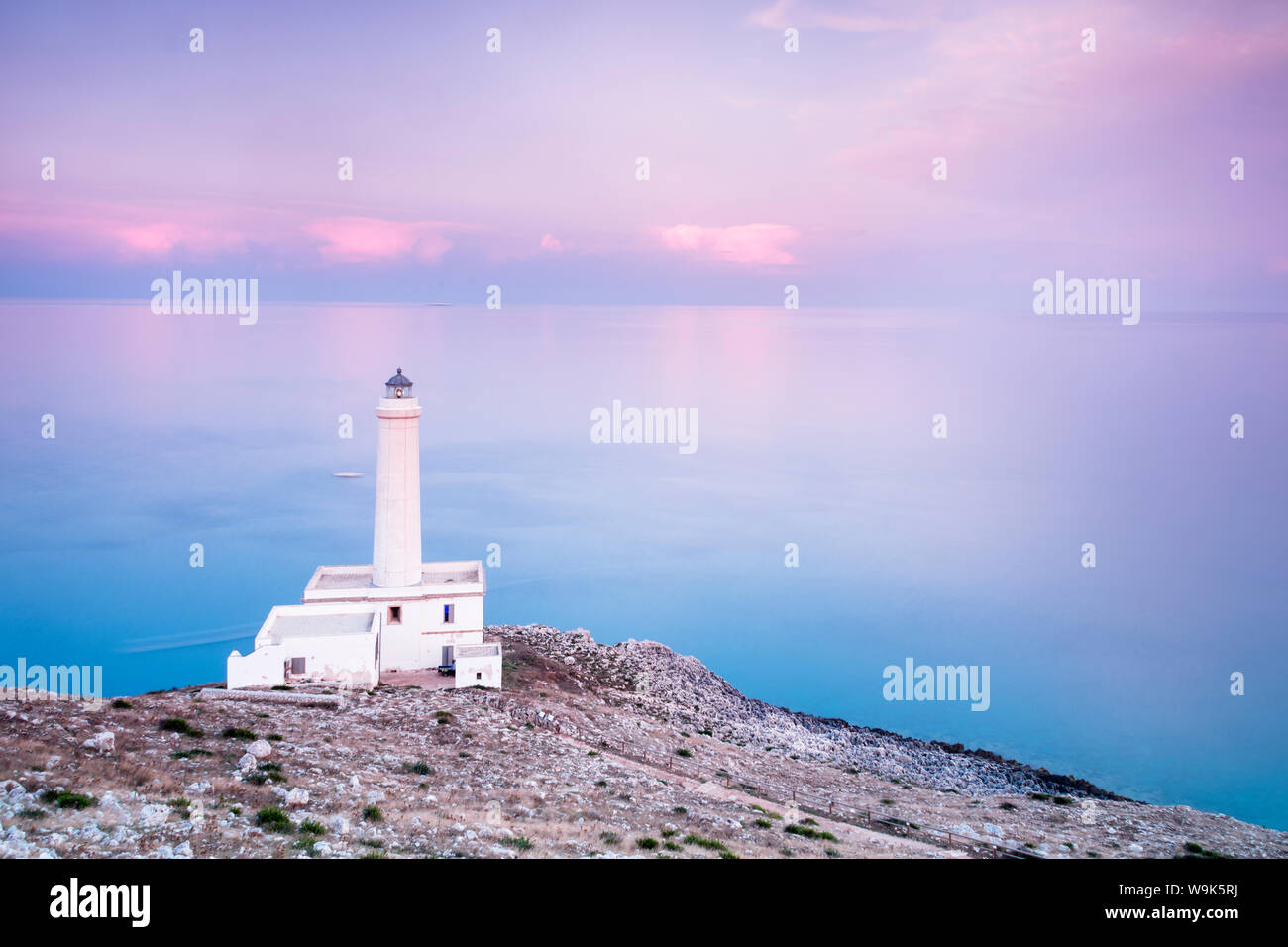 Rosa cielo mar turquesa enmarca el faro de Punta Palascia al atardecer, Otranto, Provincia de Lecce, Puglia, Italia, Europa Foto de stock