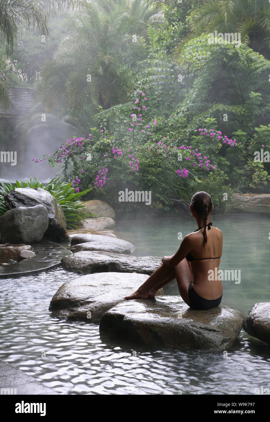 Piscina de aguas termales en la brillante Resort and Spa en Kunming, Provincia de Yunnan, China, Asia Foto de stock