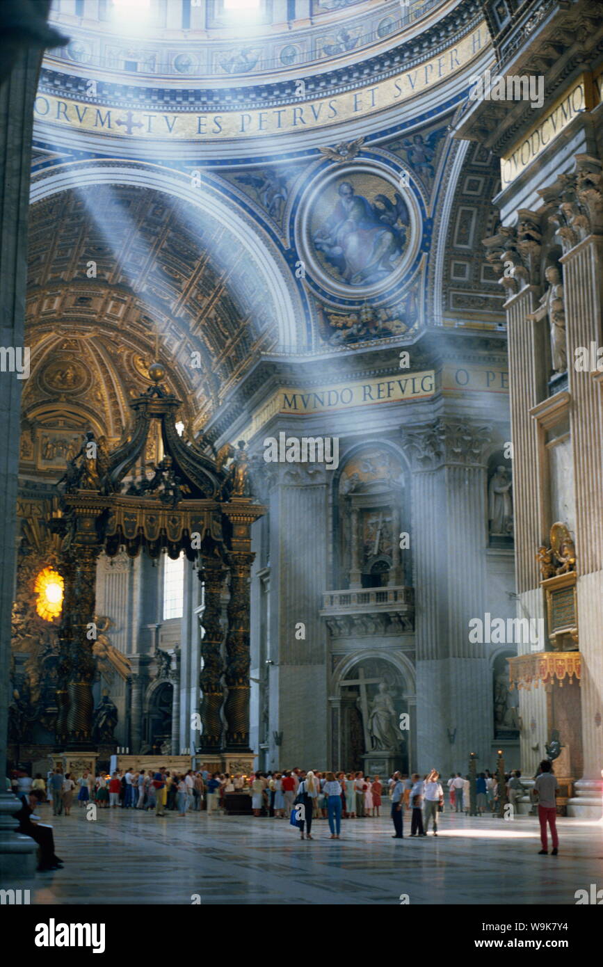 Los turistas en el interior de la Basílica de San Pedro en Roma, Lazio, Italia, Europa Foto de stock