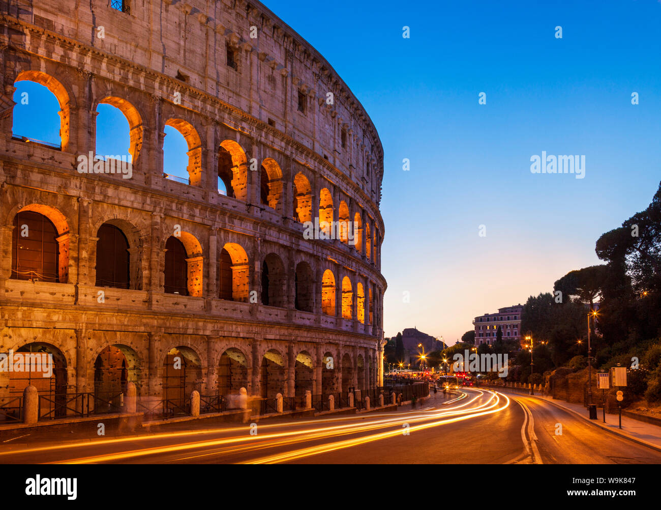 Coliseo de Roma (Anfiteatro Flavio) por la noche con la luz trail, Sitio del Patrimonio Mundial de la UNESCO, Roma, Lazio, Italia, Europa Foto de stock