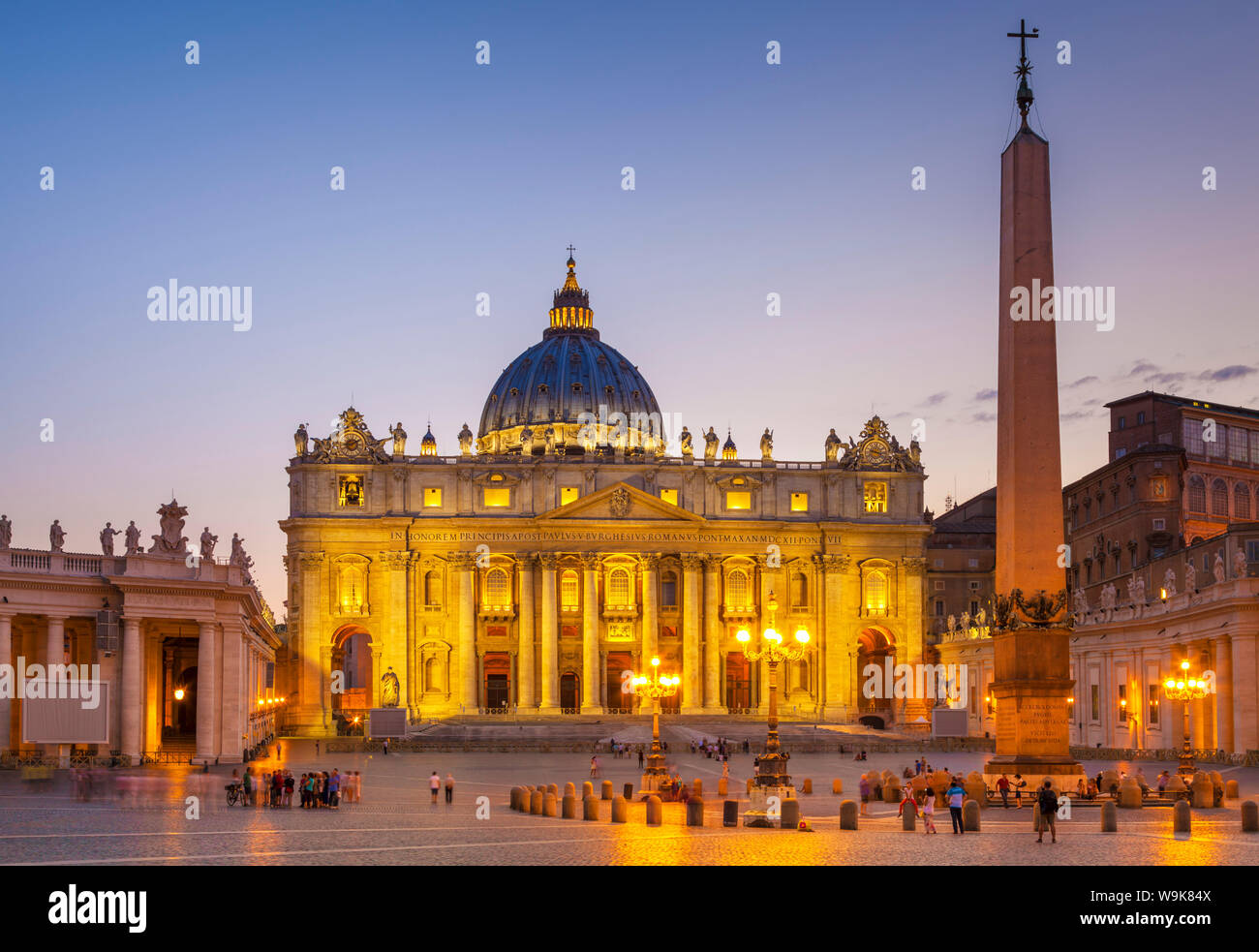 La Plaza San Pedro y la Basílica de San Pedro en la noche, la Ciudad del Vaticano, Sitio del Patrimonio Mundial de la UNESCO, Roma, Lazio, Italia, Europa Foto de stock