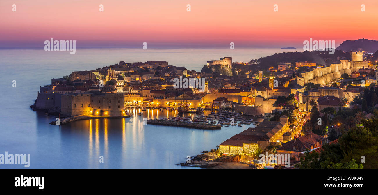Panorama aéreo del casco antiguo de Dubrovnik en la noche con naranja atardecer cielo, Sitio del Patrimonio Mundial de la UNESCO, la costa Dálmata, Dubrovnik, Croacia, Europa Foto de stock