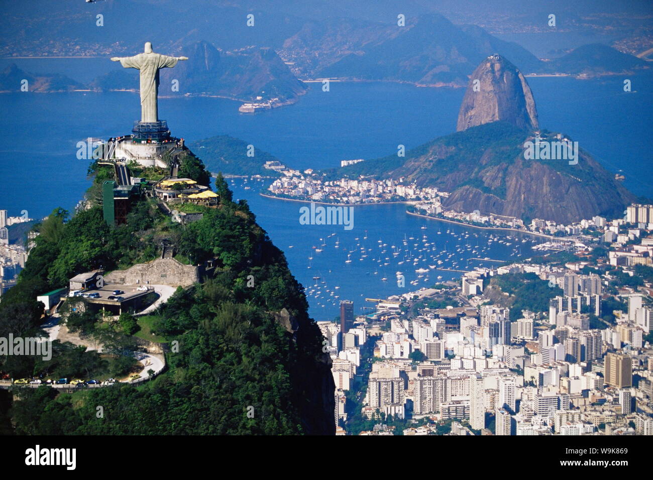 Estatua de Cristo Redentor, con vistas a la ciudad y la montaña ...