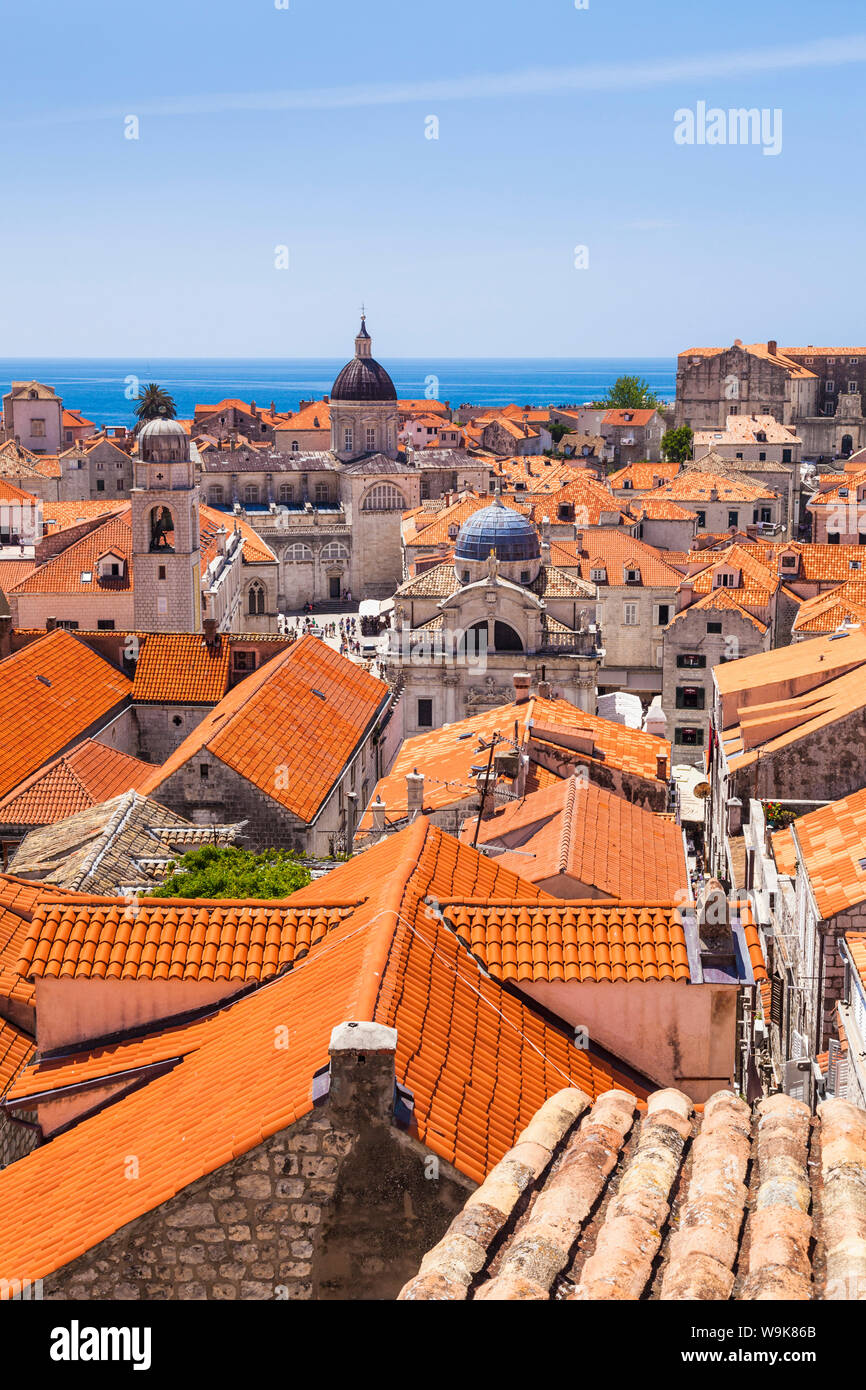 Baldosas de terracota terraza vista del casco antiguo de Dubrovnik, declarado Patrimonio de la Humanidad por la UNESCO, Dubrovnik, la costa Dálmata, Croacia, Europa Foto de stock