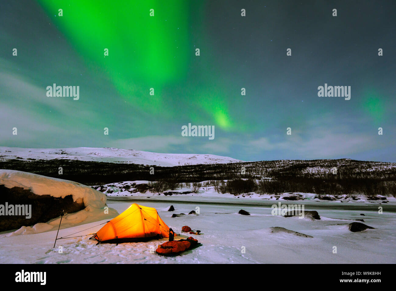 Aurora Borealis (Luces del Norte) y el campamento de invierno en Kungsleden (Los Reyes Trail) sendero de trekking, el Parque Nacional Abisko, Suecia, Escandinavia, Europa Foto de stock