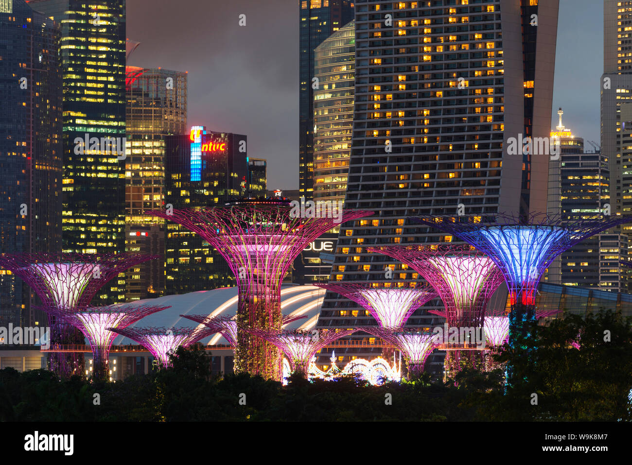 Jardines junto a la bahía, Supertree Grove y Marina Bay Sands Hotel y Casino, Singapur, Sudeste de Asia, Asia Foto de stock