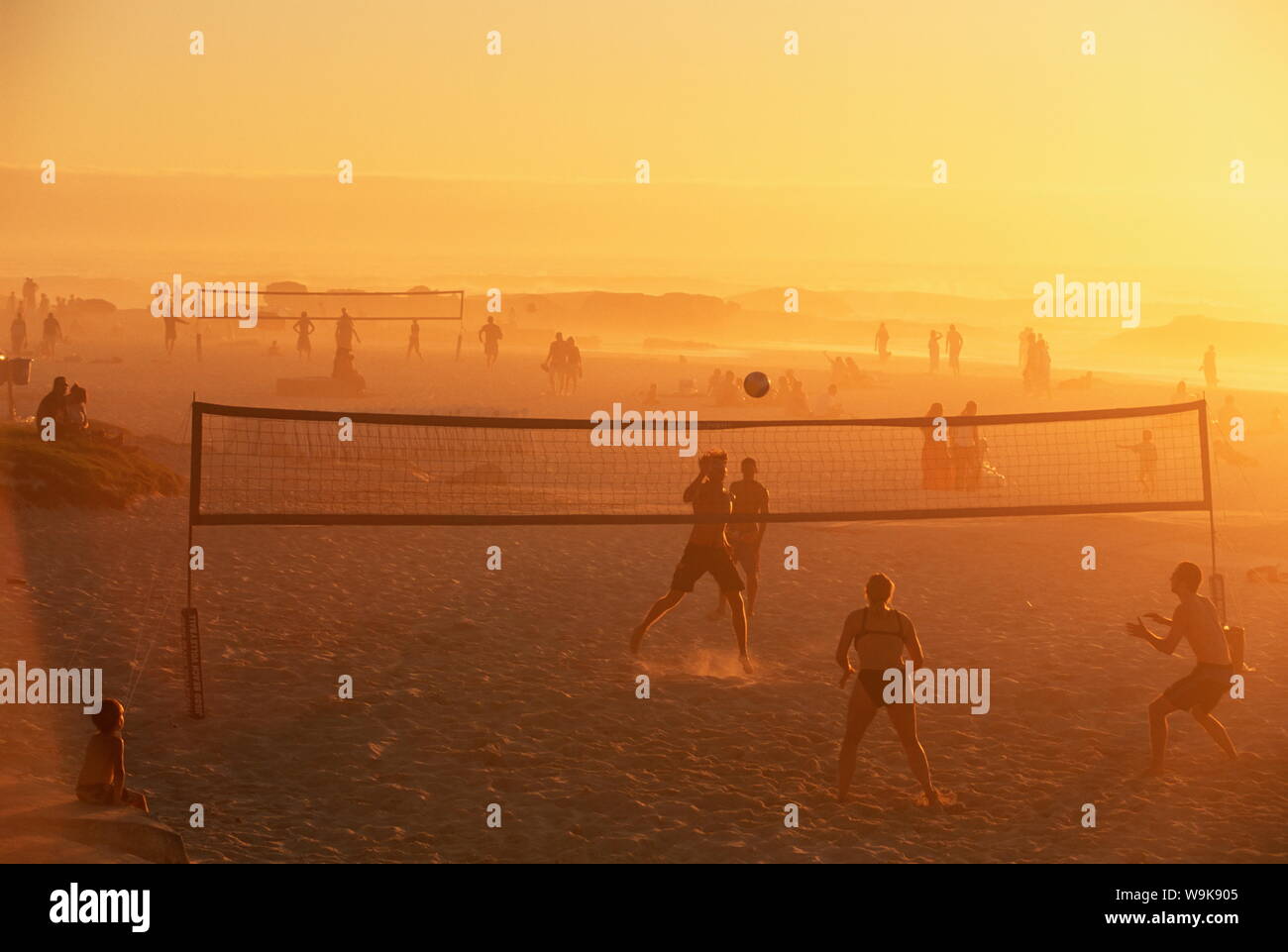Juego de voleibol playa, tarde, Camps Bay, Ciudad del Cabo, Sudáfrica, África Foto de stock