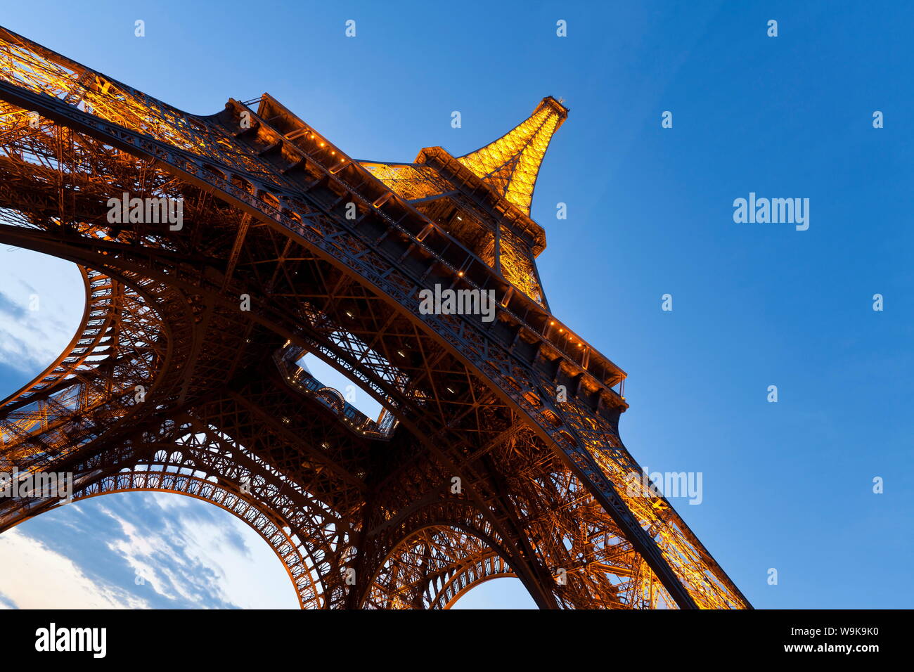 Ver hacia arriba desde debajo de la Torre Eiffel en París, Francia, Europa Foto de stock