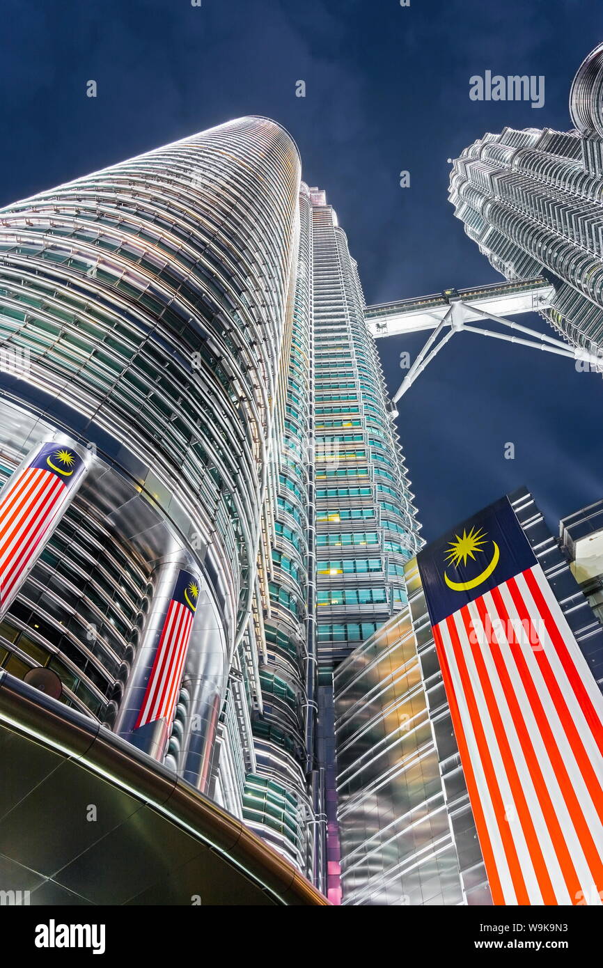 Torres Petronas y la bandera nacional de Malasia, Kuala Lumpur, Malasia, Sudeste Asiático, Asia Foto de stock