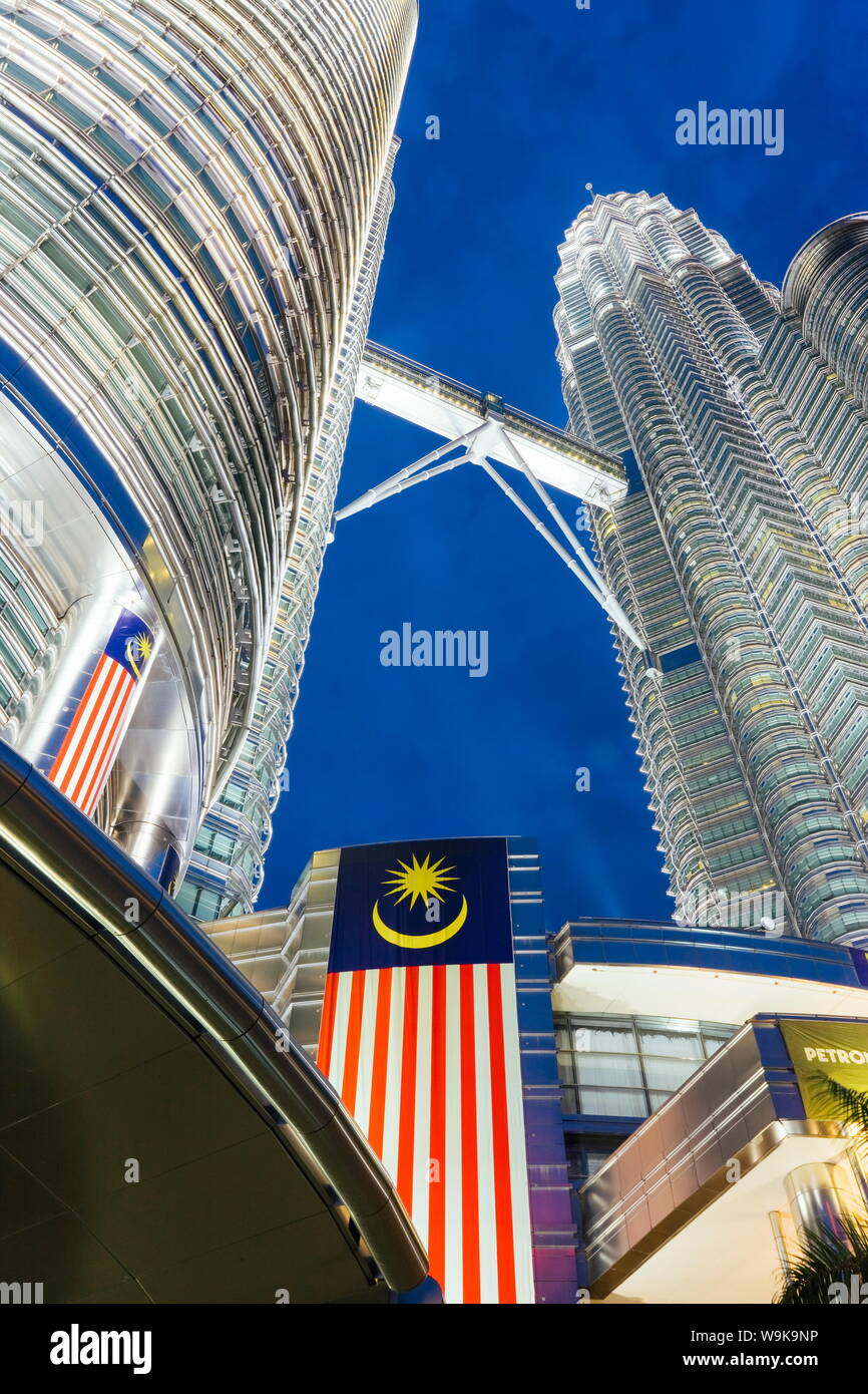 Torres Petronas y la bandera nacional de Malasia, Kuala Lumpur, Malasia, Sudeste Asiático, Asia Foto de stock