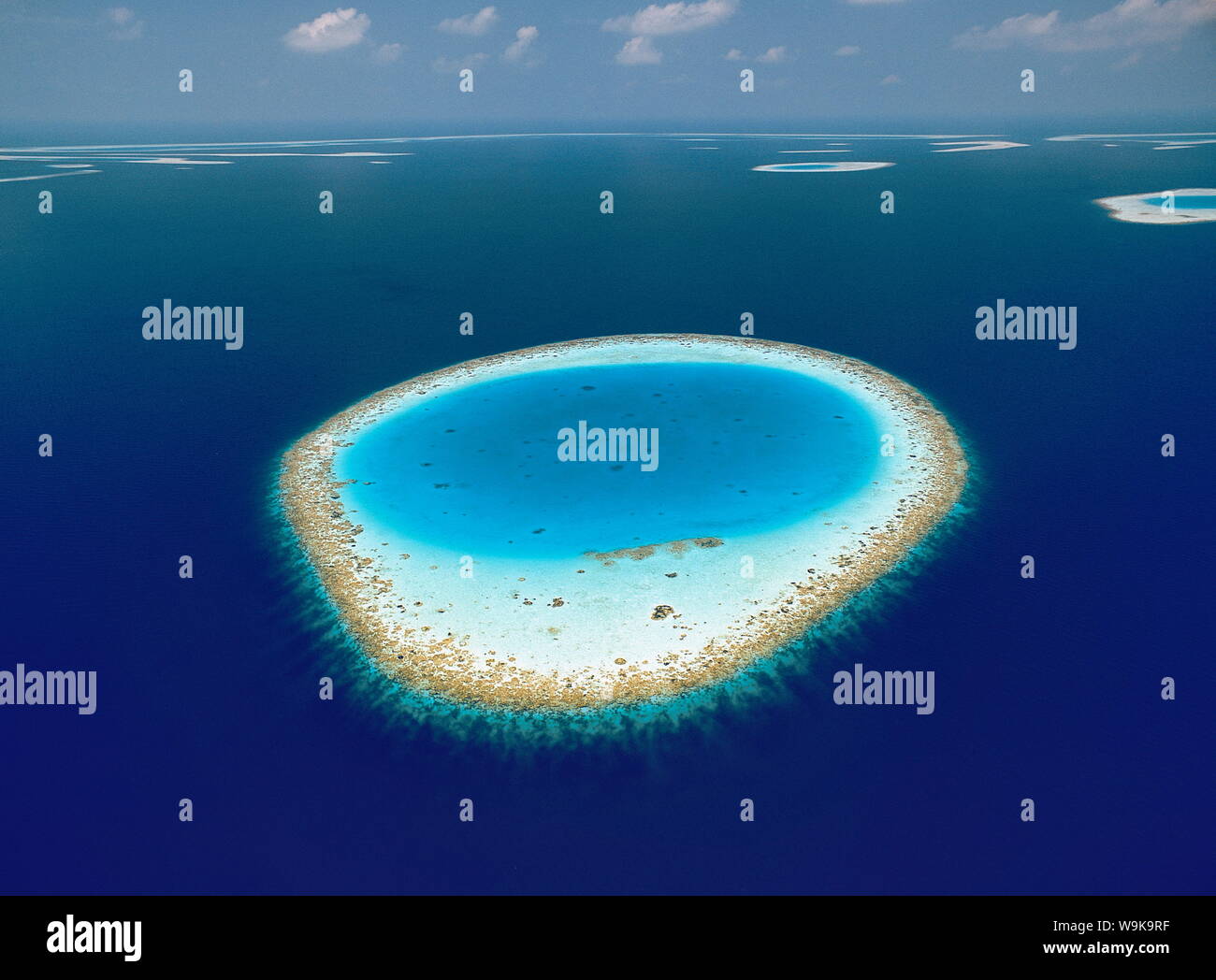 Vista aérea de los atolones y arrecifes de coral en las Maldivas, Océano Índico Foto de stock