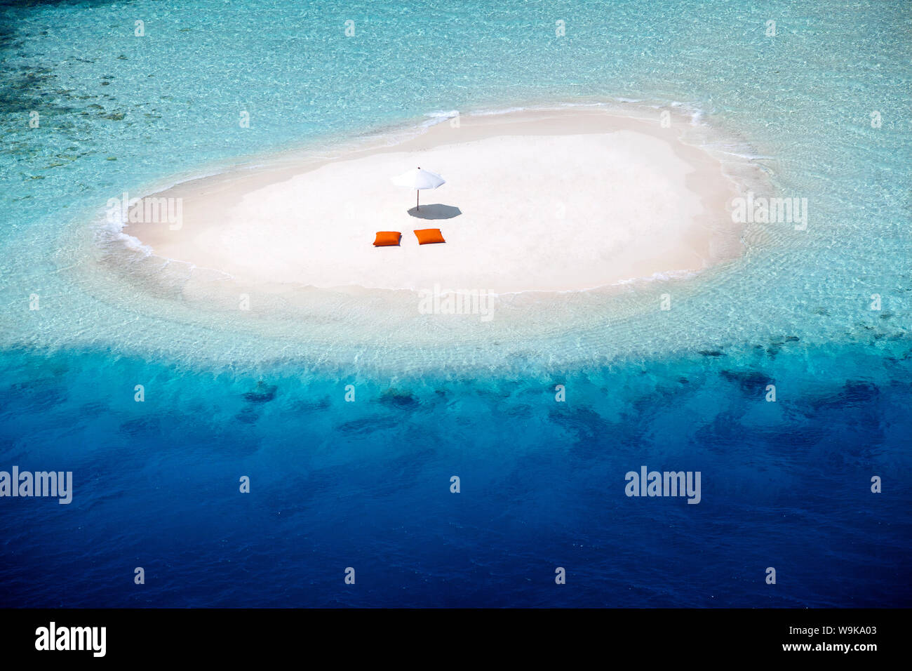 Vista aérea de una restinga, almohadas y sombrilla, Maldivas, Océano Índico, Asia Foto de stock