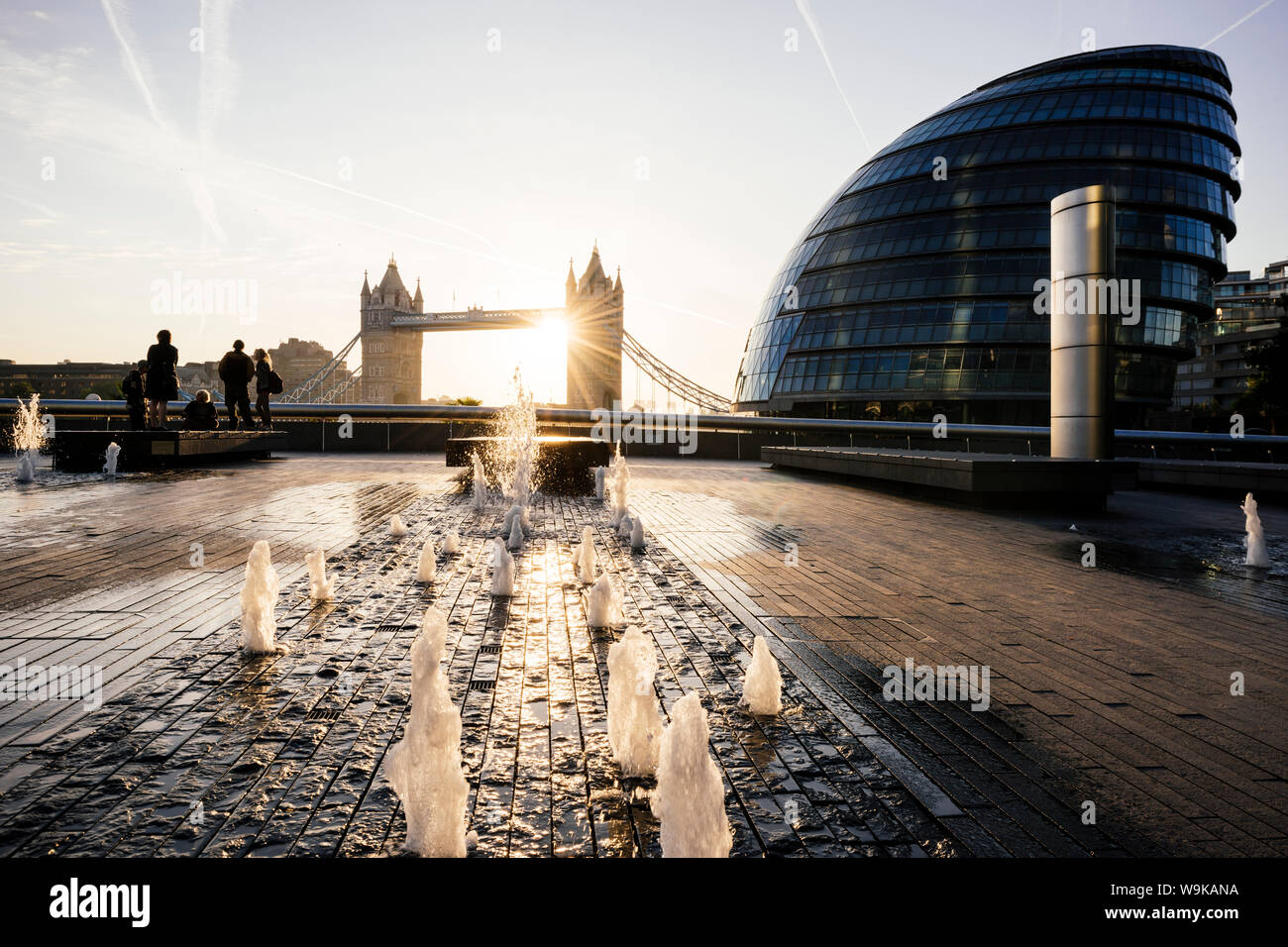 Amanecer detrás del puente de la torre y el edificio de la Alcaldía (City Hall), Londres, Inglaterra, Reino Unido, Europa Foto de stock