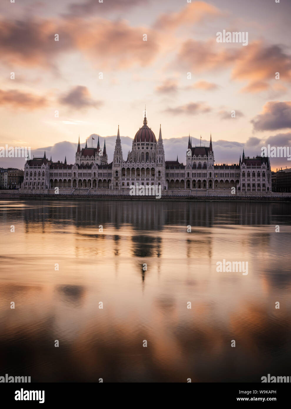 Amanecer detrás del edificio del Parlamento húngaro y el río Danubio, Budapest, Hungría, Europa Foto de stock