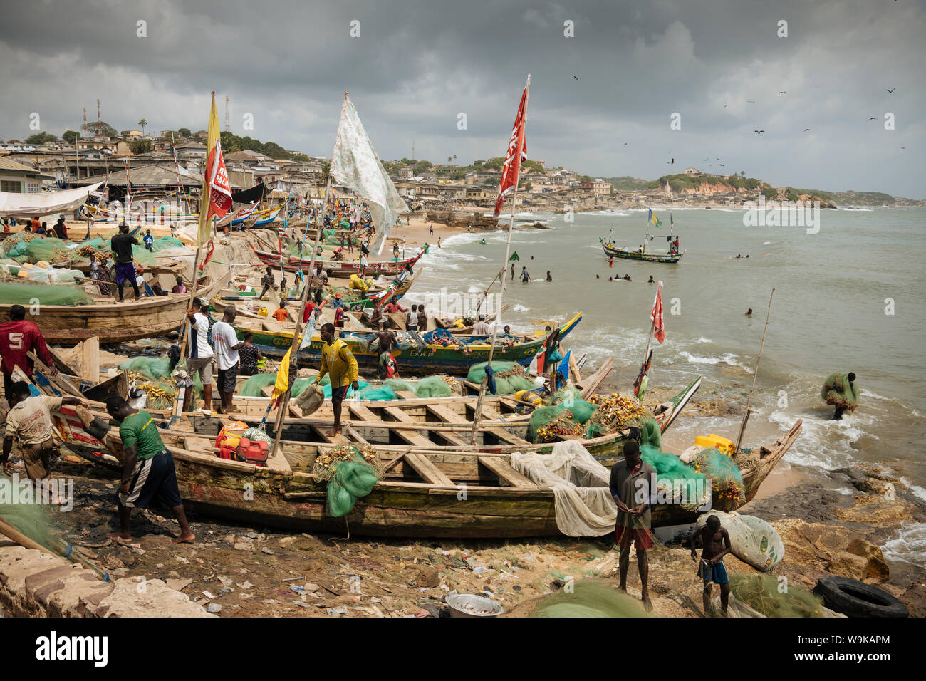 Los pescadores fuera Castillo Cape Coast, Cape Coast, Ghana, África Foto de stock