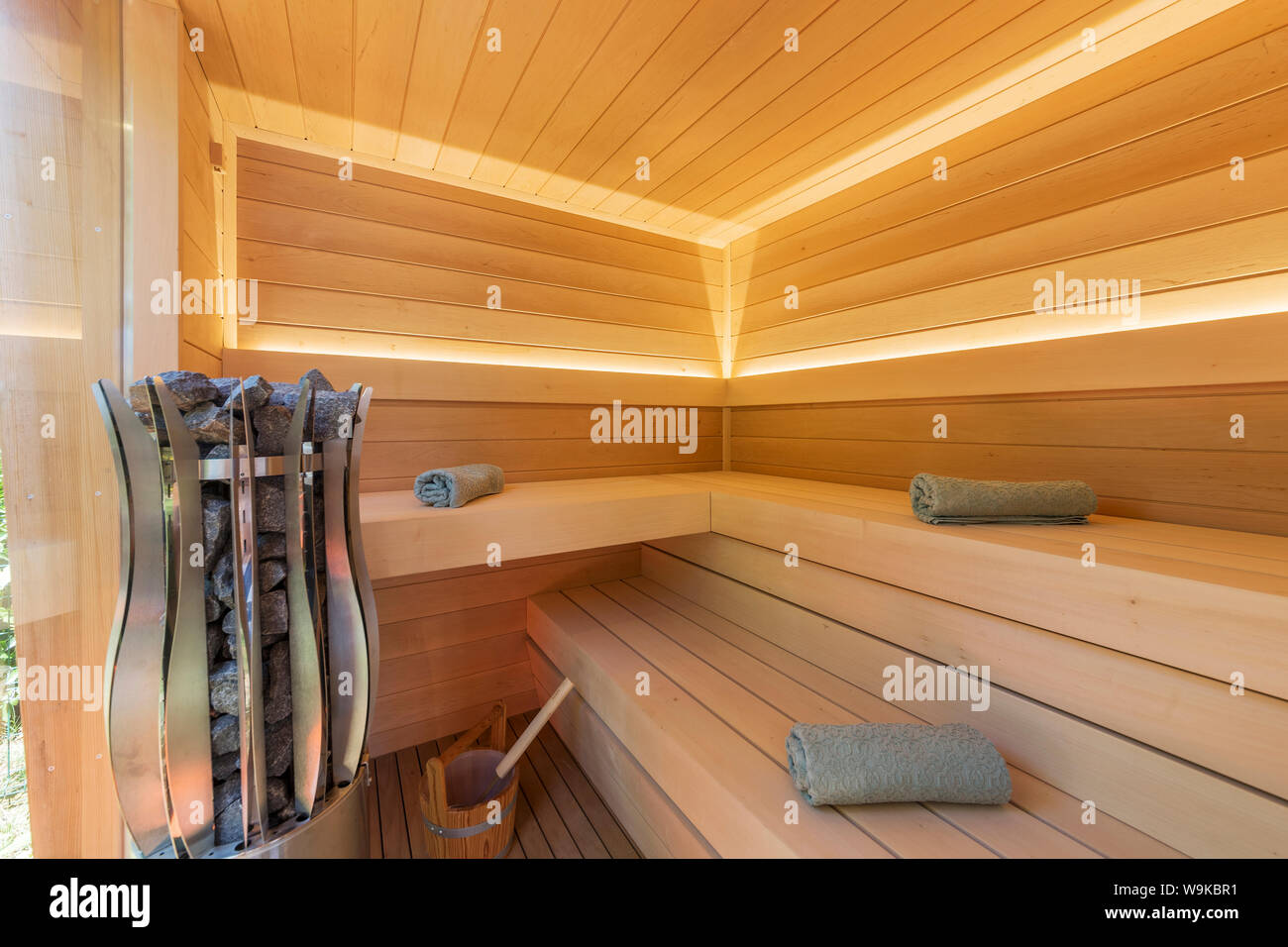Interior de sauna finlandesa. Vista frontal de la clásica sauna de