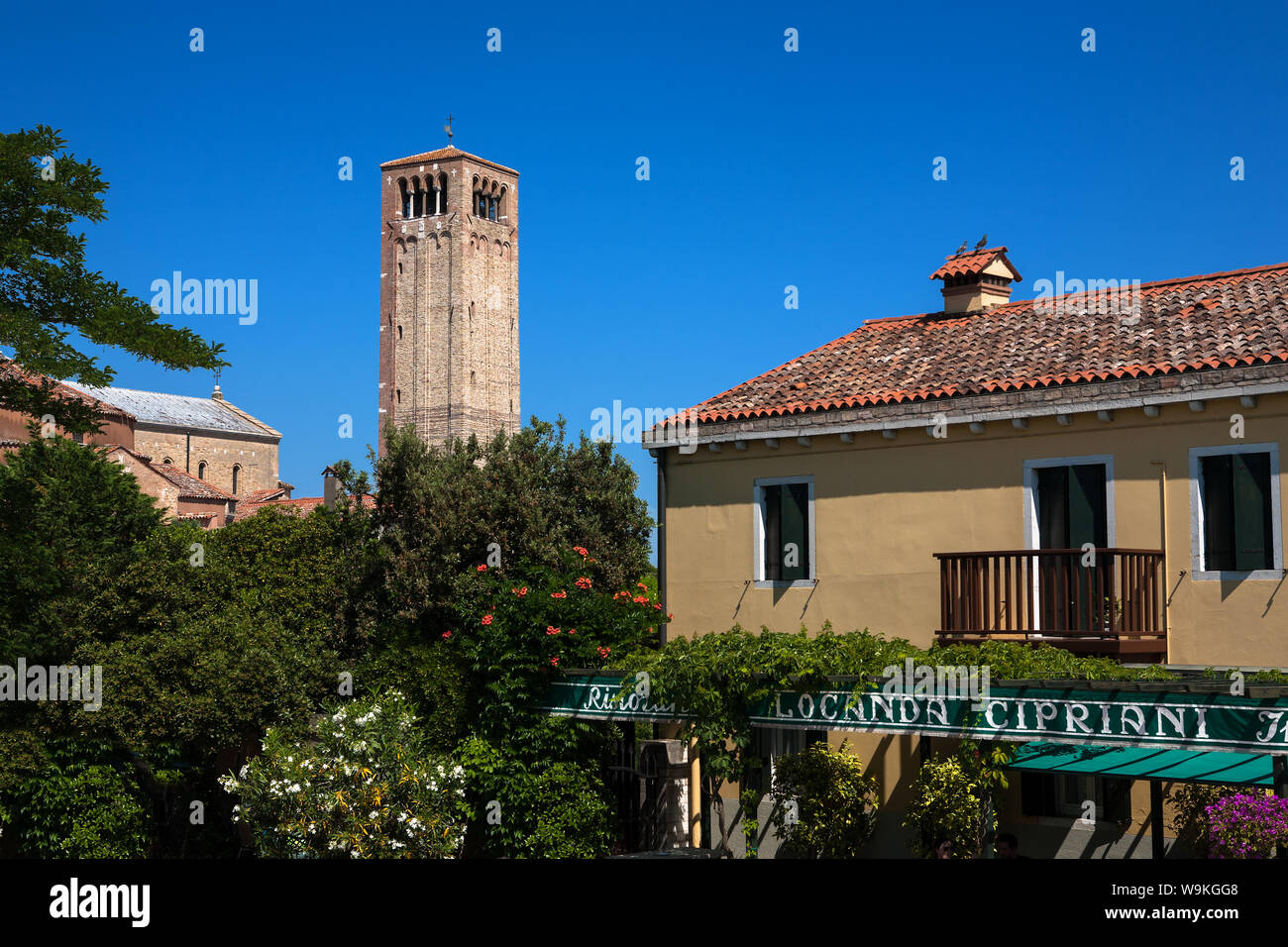 El famoso restaurante Locanda Cipriani, con el campanario de la catedral de Santa Maria Assunta, Torcello, más allá de la laguna veneciana, Veneto, Italia Foto de stock