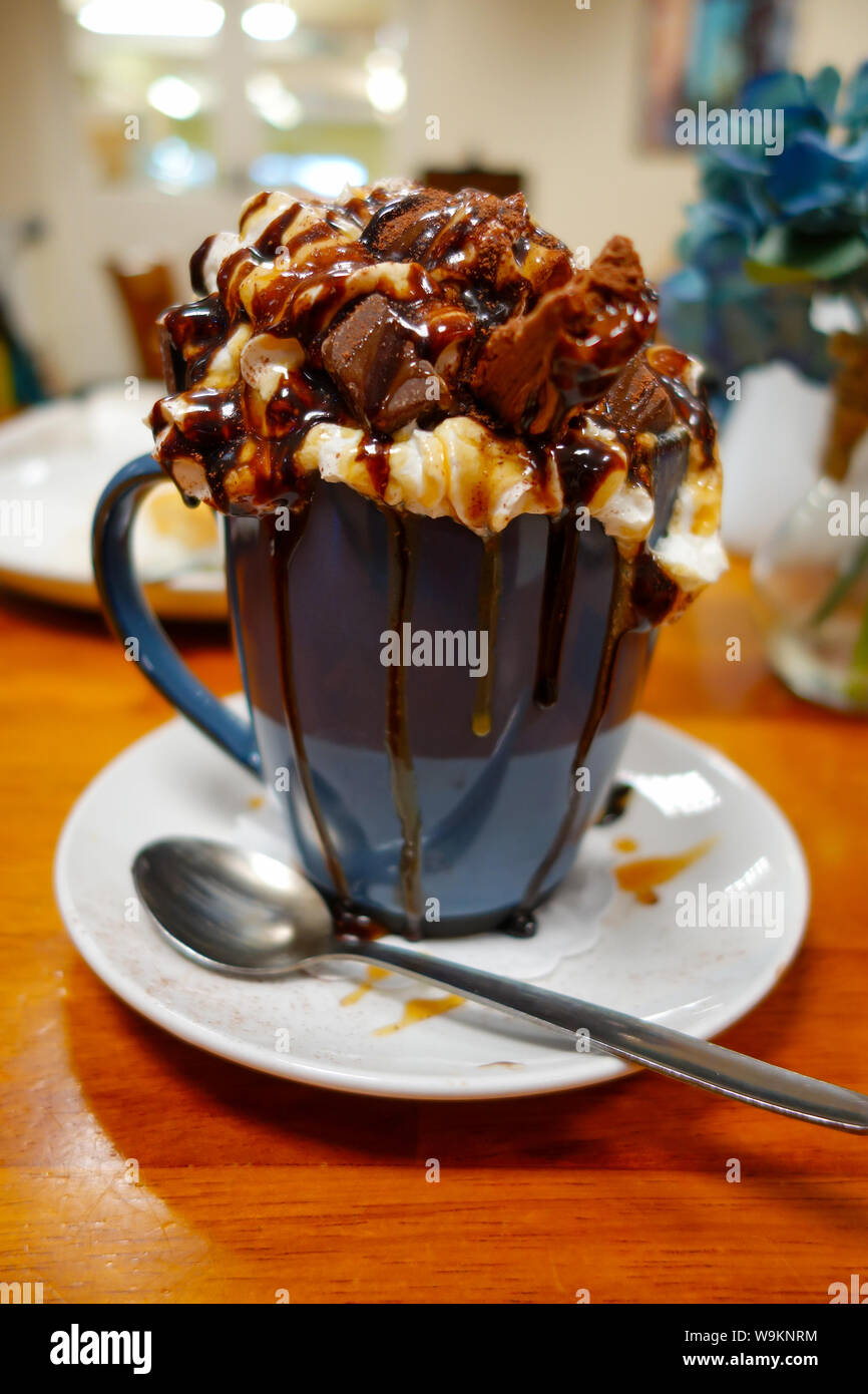 Una taza de lujo bebiendo chocolate con malvaviscos y piezas de 'Munchie'  bombones Fotografía de stock - Alamy