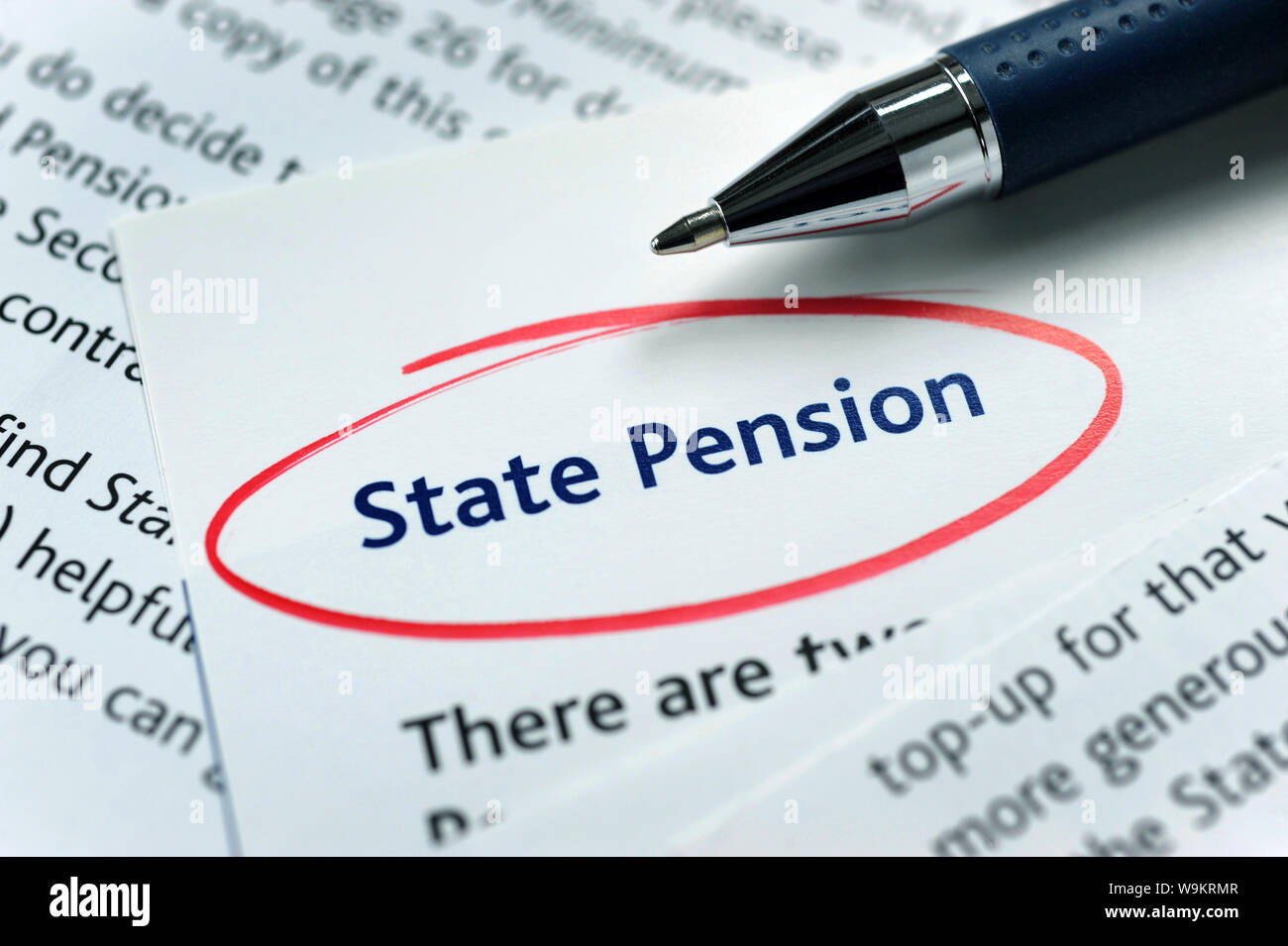Literatura de pensiones estatales con bolígrafo re las pensiones de vejez de pensionistas de jubilación ingresos ETC UK Foto de stock