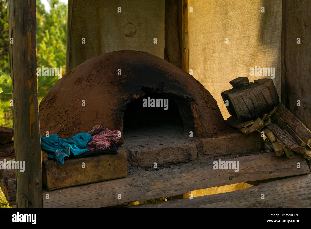 Primitivo en forma de cúpula del horno de barro en el asentamiento aborigen  Fotografía de stock - Alamy