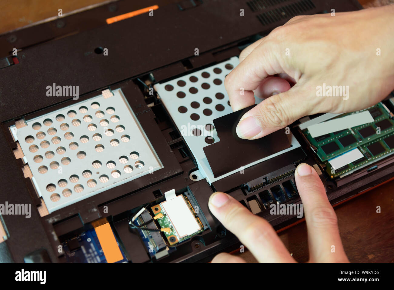 Desmontar el disco duro del notebook / extraer el disco duro del portátil  para manternance Fotografía de stock - Alamy