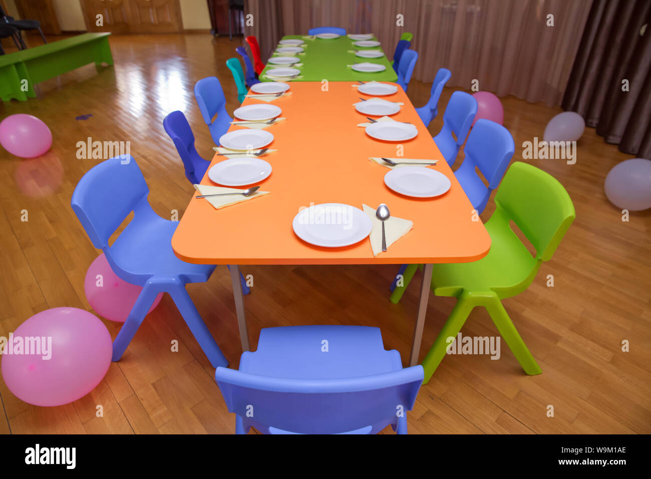 La escuela guardería guardería comedor . muebles y juguetes para niños en  kindergarten . Kindergarten clase con las sillas y mesas pequeñas verde  Fotografía de stock - Alamy