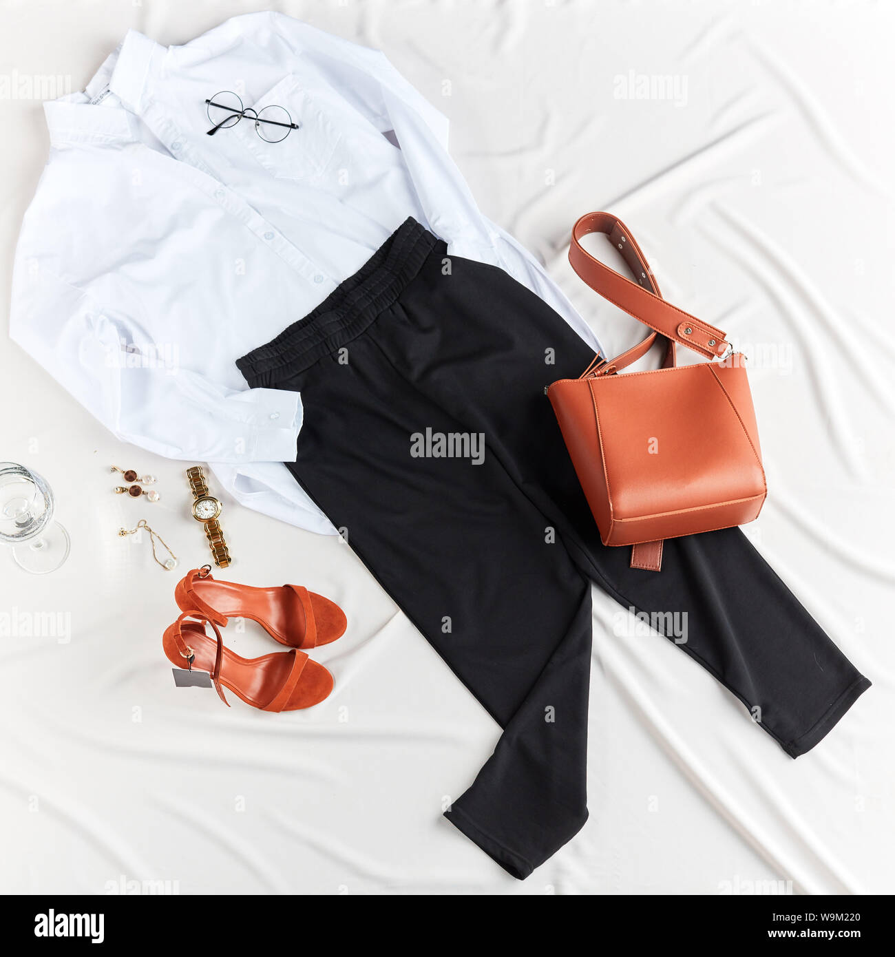 Classic ropa formal para mujeres empresarias.Tiempo de compras.vista  superior Fotografía de stock - Alamy
