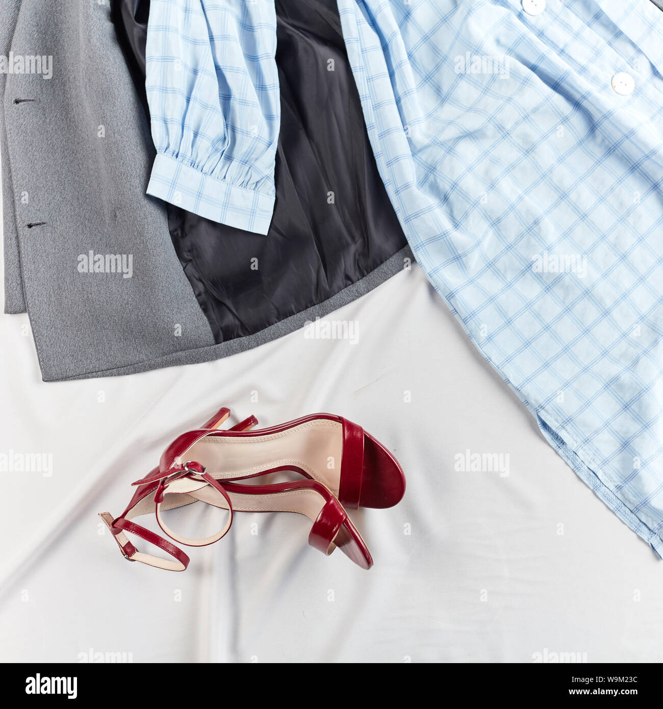 La mujer ha dejado sandalias de cuero, abrigo, vestido en fondo blanco foto  vista superior recortada Fotografía de stock - Alamy
