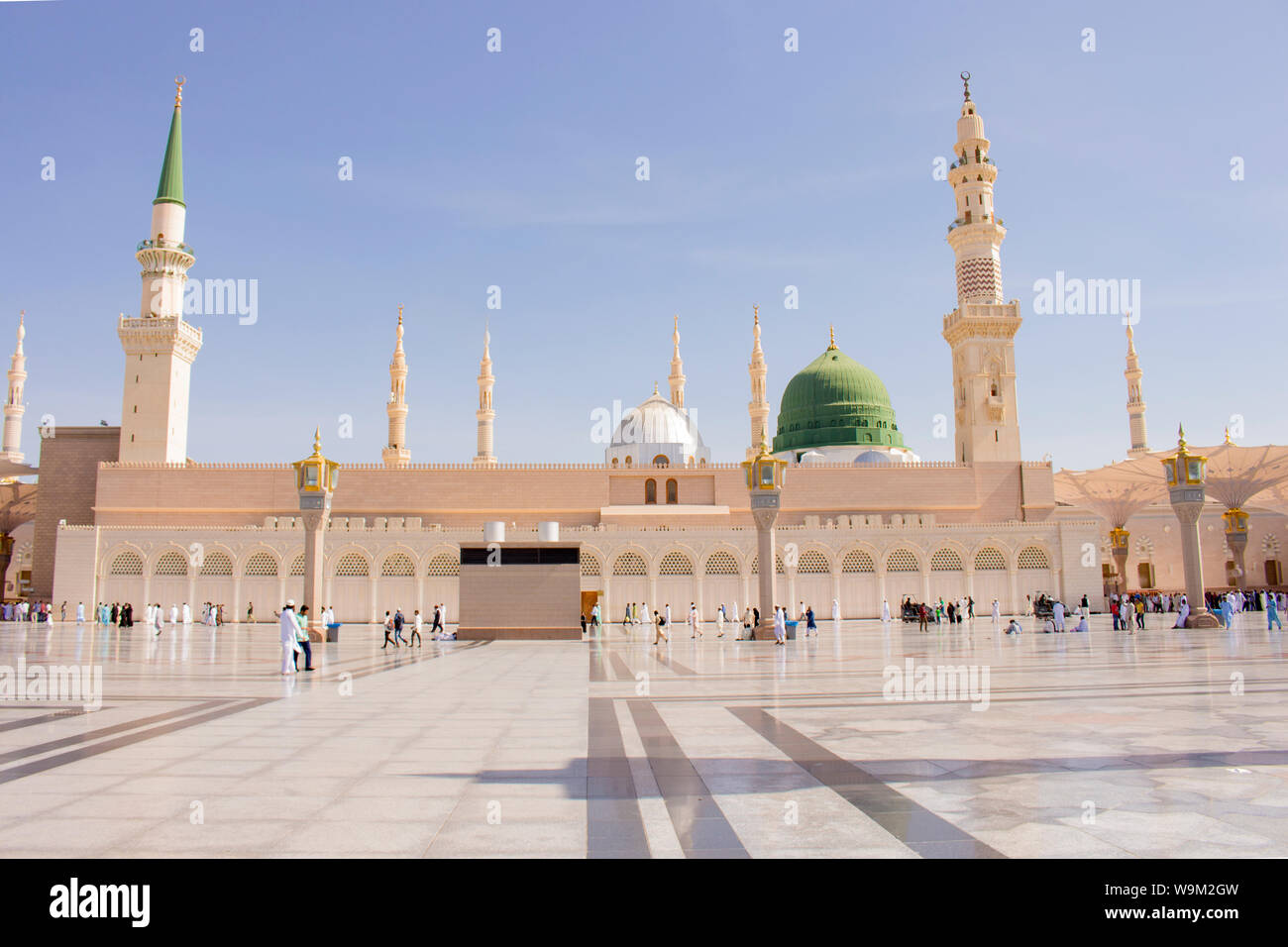 MADINAH, Arabia Saudita - Agosto 2019 : peregrinos musulmanes visitar la hermosa mezquita Nabawi, destino, el profeta mezquita que tiene gran arquitectura Foto de stock