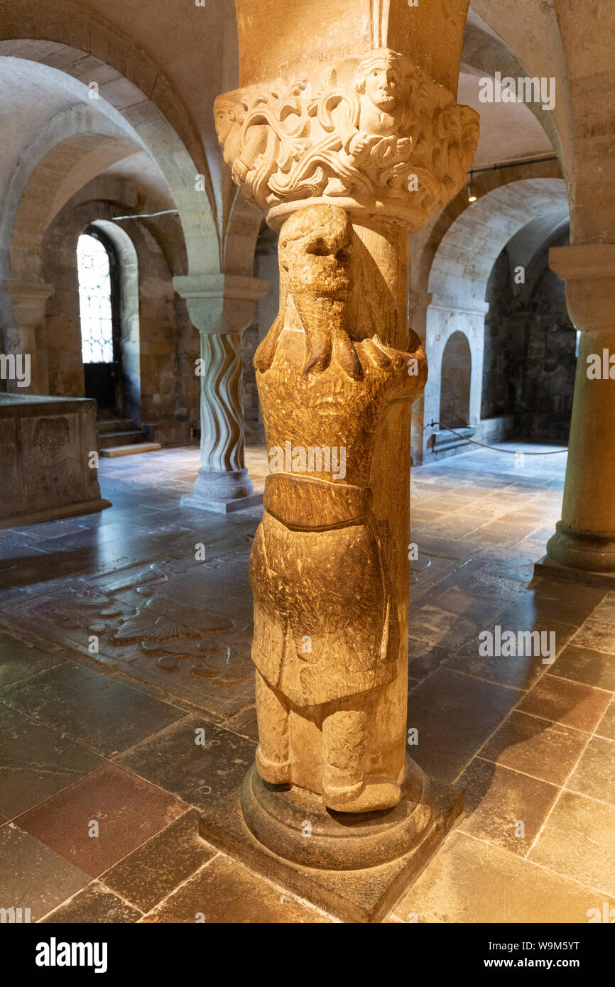 La cripta de la Catedral de Lund; una columna tallada con un hombre sujetando el pilar; desde el siglo XII, en la catedral luterana medieval Lund Lund, Suecia Europa Foto de stock
